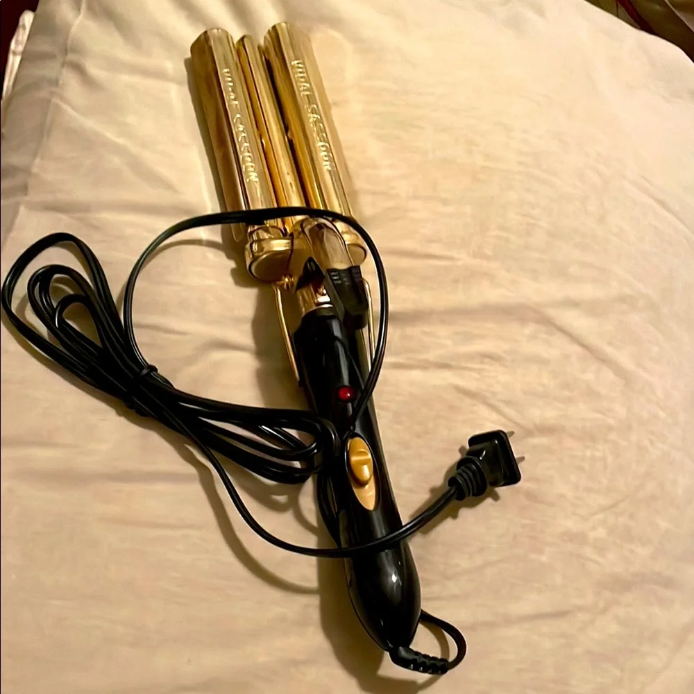 VIDAL SASSOON GOLD SERIES HAIR WAVERS/High & Low heat settings. Heats to 210 VNT